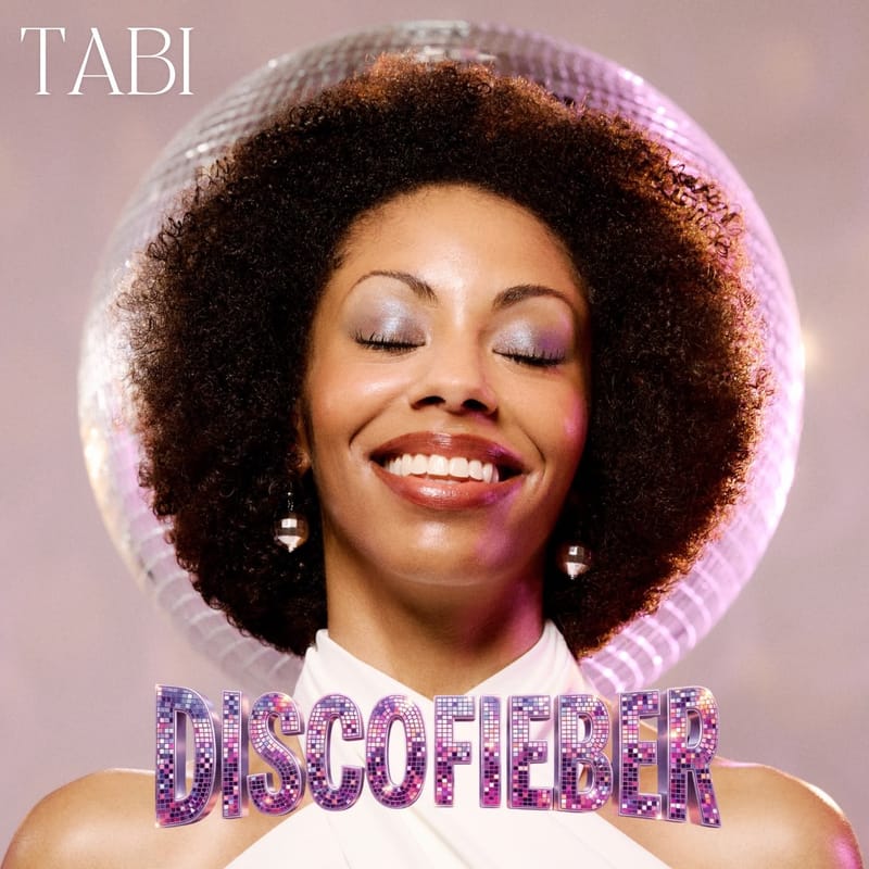 Tabi: „Discofieber“ – Münchens strahlender Pop-Schlager-Wirbelwind entfacht ein funkelndes Tanzflächen-Inferno